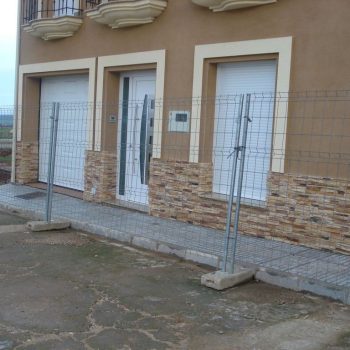 Promociones-Construcciones-Benítez-Gil-viviendas-casas-urbanización-puertas